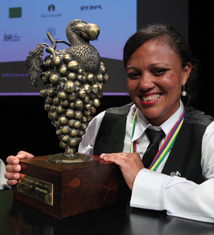 De Lores Malin et le trophée qui symbolise le titre de Meilleur sommelier de Maurice.