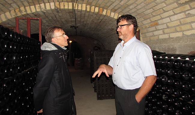 Paolo Basso et Pierre Trichet dans la cave.
