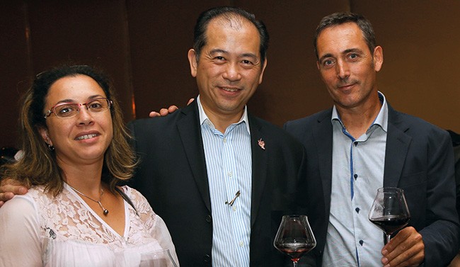 Nelson Chow entouré de Dominique Galineau et sa femme.