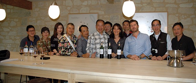 Les dégustateurs chinois entourant Nelson Chow, Sandrine Bégaud et Nicolas Audebert.