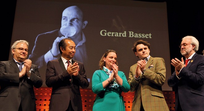 Avant que ne débute la finale, alors que tous les Meilleurs Sommeliers du Monde étaient réunis sur scène, l’Association de la Sommellerie Internationale, par l’entremise de son président Andrés Rosberg, a rendu un hommage particulier à Gérard Basset. Des instants émouvants auxquels il a associé Nina et Romané Basset présents à Anvers.