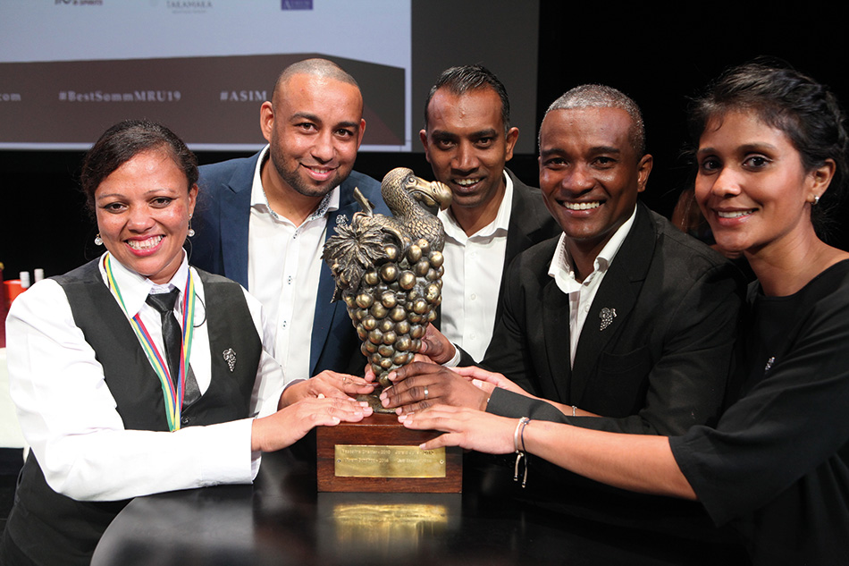 Les cinq vainqueurs du titre : De Lores Malin, Jeff Thomé, Vikram Sundhoo, Jorald Julie et Pascaline Chettiar.