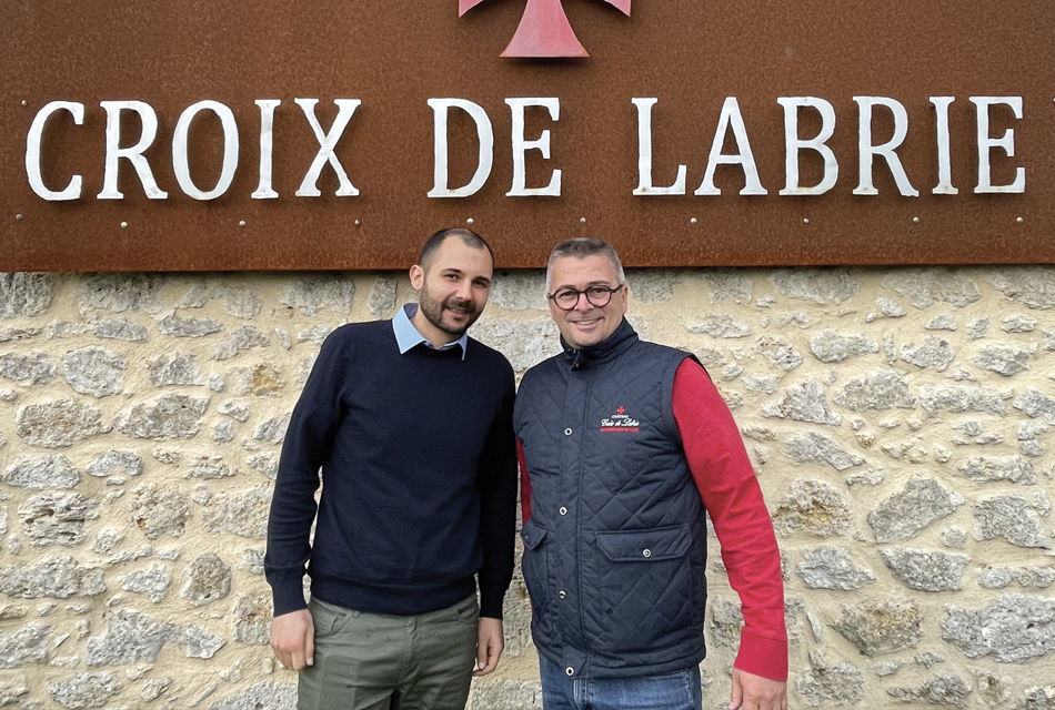 Devant le château, Salvatore Castano et Pierre Courdurier.