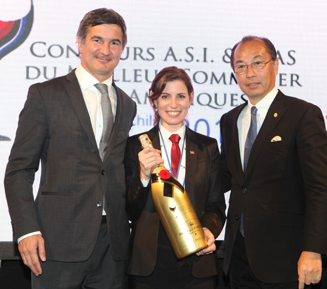 Paz Levinson reçoit le Trophée de Meilleur Sommelier des Amériques.