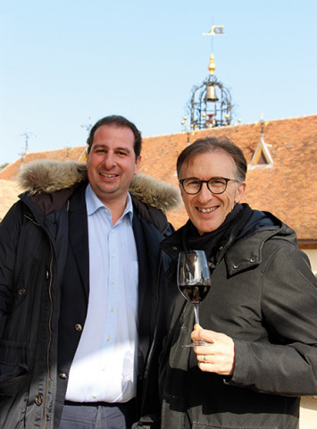 Aris Allouche et Paolo Basso devant le carillon d'Angélus.