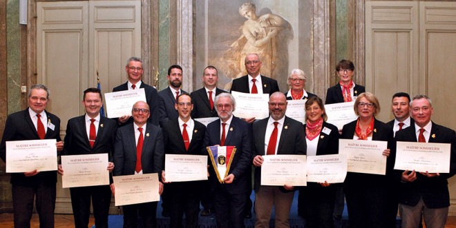 Les quinze nouveaux Maîtres Sommeliers de l’UDSF réunis autour de leur président Philippe Faure-Brac.
