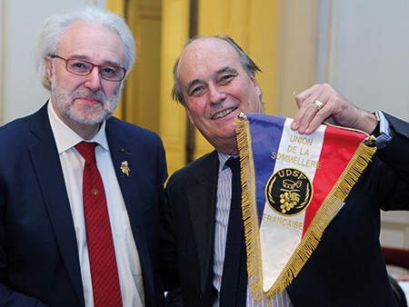 Cette soirée d’anniversaire étant placée sous le patronage des grands crus classés en 1855, Philippe Faure-Brac a remis le fanion de l’UDSF à Philippe Castéja, leur président. 